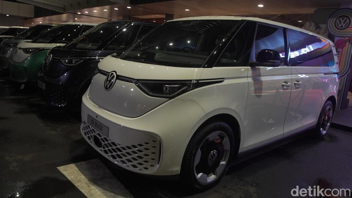 Potret VW ID.Buzz Ramaikan Pasar Mobil Listrik di RI Mobil listrik ramah lingkungan buatan Jerman Volkswagen (VW) ID. Buzz mulai didistribusikan di Tanah Air. Diketahui, sudah ada 200 dari 300 unit yang sampai di tangan pemesannya.