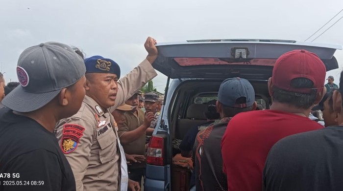 Proses evakuasi ABK Sumberwangi yang meninggal dunia.
