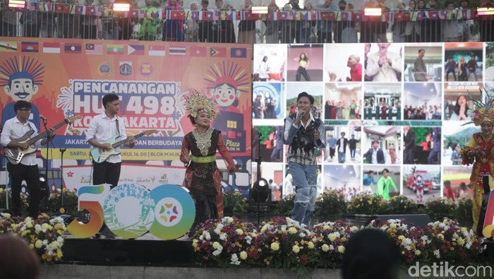 Jakarta menggelar pesta rakyat untuk merayakan Hari Ulang Tahun (HUT) Kota Jakarta ke-498. Quinn Salman dan Fajar Noor tampil menghibur dalam acara Pencanangan HUT ke-498 Jakarta yang dihelat di Blok M, Jakarta Selatan, Sabtu (24/5/2025).