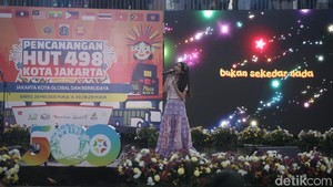 Jakarta menggelar pesta rakyat untuk merayakan Hari Ulang Tahun (HUT) Kota Jakarta ke-498. Quinn Salman dan Fajar Noor tampil menghibur dalam acara Pencanangan HUT ke-498 Jakarta yang dihelat di Blok M, Jakarta Selatan, Sabtu (24/5/2025).
