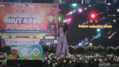 Jakarta menggelar pesta rakyat untuk merayakan Hari Ulang Tahun (HUT) Kota Jakarta ke-498. Quinn Salman dan Fajar Noor tampil menghibur dalam acara Pencanangan HUT ke-498 Jakarta yang dihelat di Blok M, Jakarta Selatan, Sabtu (24/5/2025).