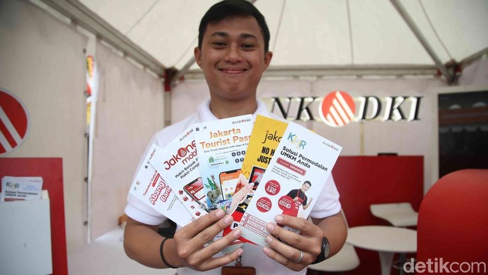 Ragam Booth Pendukung Pencanangan HUT Ke-498 Jakarta Sejumlah booth sponsor Bank DKI, Transjakarta, MRT Jakarta dan PAM Jaya berada di acara Pecanangan HUT Jakarta 498, Blok M, Jakarta, Sabtu (24/5/2025). Dalam acara tersebut Bank DKI, Transjakarta, MRT Jakarta dan PAM Jaya mendukung kegiatan Pecananangan HUT Jakarta 498 ini sebagai bentuk merayakan suka cita Kota Jakarta yang bertransformasi.