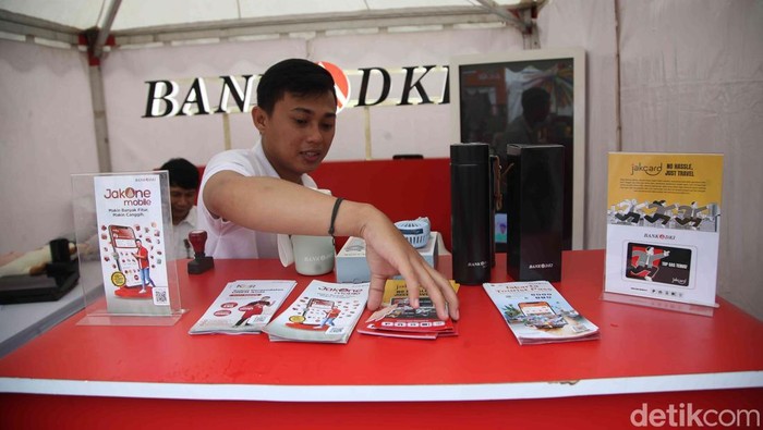 Ragam Booth Pendukung Pencanangan HUT Ke-498 Jakarta Sejumlah booth sponsor Bank DKI, Transjakarta, MRT Jakarta dan PAM Jaya berada di acara Pecanangan HUT Jakarta 498, Blok M, Jakarta, Sabtu (24/5/2025). Dalam acara tersebut Bank DKI, Transjakarta, MRT Jakarta dan PAM Jaya mendukung kegiatan Pecananangan HUT Jakarta 498 ini sebagai bentuk merayakan suka cita Kota Jakarta yang bertransformasi.