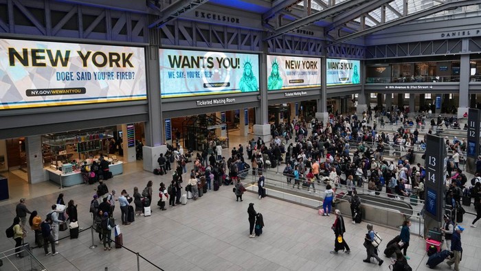 Ramai Stasiun Penn, Warga AS Bersiap Rayakan Akhir Pekan Memorial Day People wait for trains at Penn Station's Moynihan Train Hall, in New York City, U.S., May 23, 2025. REUTERS/Adam Gray