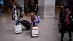 Ramai Stasiun Penn, Warga AS Bersiap Rayakan Akhir Pekan Memorial Day