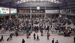 Ramai Stasiun Penn, Warga AS Bersiap Rayakan Akhir Pekan Memorial Day