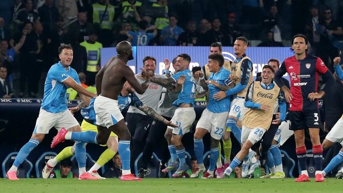 Napolis Belgian forward #11 Romelu Lukaku (2-L) celebrates with his teammates after scoring his teams second goal during the Italian Serie A football match between Napoli and Cagliari at the Diego Armando Maradona stadium in Naples on May 23, 2025. (Photo by Carlo Hermann / AFP)