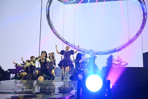 Konser Rossa Here I Am digelar Jumat (23/5/2025) malam di Indonesia Arena, kawasan GBK, Jakarta Pusat. Konser ini menampilkan banyak bintang tamu yang berkolaborasi dengan Rossa termasuk JKT48.