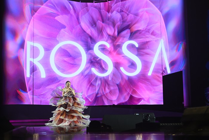 Konser Rossa Here I Am digelar Jumat (23/5/2025) malam di Indonesia Arena, kawasan GBK, Jakarta Pusat. Konser ini menampilkan banyak bintang tamu yang berkolaborasi dengan Rossa termasuk JKT48.