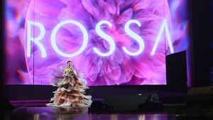 Penampilan Rossa dengan dress bunga di awal konser.