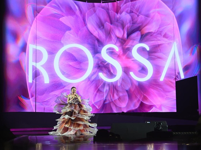 Rossa Konser Rossa Here I Am digelar Jumat (23/5/2025) malam di Indonesia Arena, kawasan GBK, Jakarta Pusat. Konser ini menampilkan banyak bintang tamu yang berkolaborasi dengan Rossa termasuk JKT48.