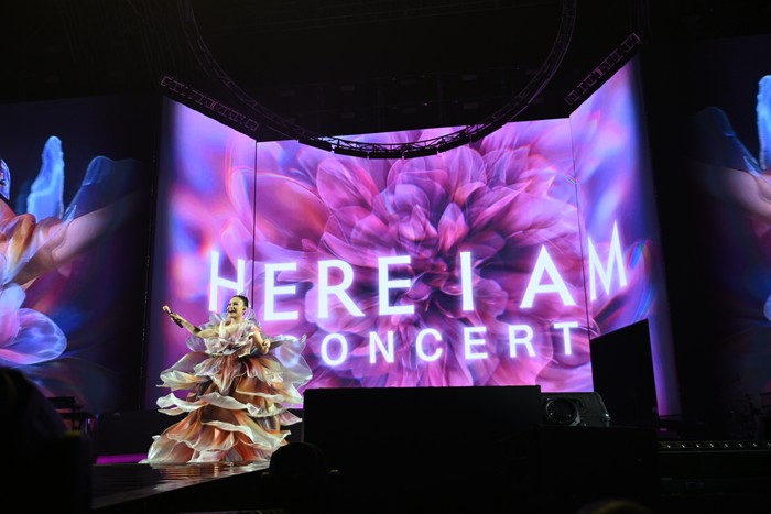 Konser Rossa Here I Am digelar Jumat (23/5/2025) malam di Indonesia Arena, kawasan GBK, Jakarta Pusat. Konser ini menampilkan banyak bintang tamu yang berkolaborasi dengan Rossa termasuk JKT48.
