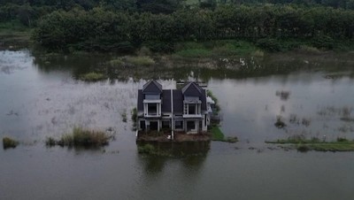 Potret Rumah Mewah Terbengkalai di Tengah Rawa Seluas 4 Lapangan Bola
