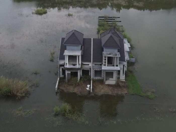 Rumah Mewah di Tengah Genangan Air di Jombang/Kenedy Rumah Mewah di Tengah Genangan Air di Jombang