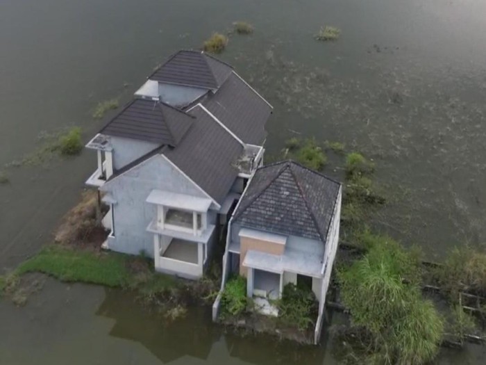 Rumah Mewah di Tengah Genangan Air di Jombang/Kenedy Rumah Mewah di Tengah Genangan Air di Jombang