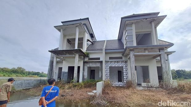 Penampakan rumah terbengkalai di Dusun Karangasem, Desa Karangdagangan, Bandar Kedungmulyo, Jombang yang viral di media sosial
