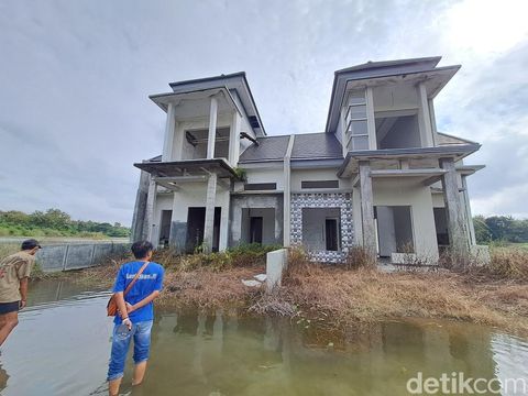 Penampakan rumah terbengkalai di Dusun Karangasem, Desa Karangdagangan, Bandar Kedungmulyo, Jombang yang viral di media sosial