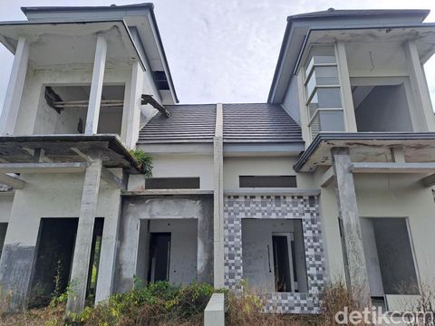 Penampakan rumah terbengkalai di Dusun Karangasem, Desa Karangdagangan, Bandar Kedungmulyo, Jombang yang viral di media sosial