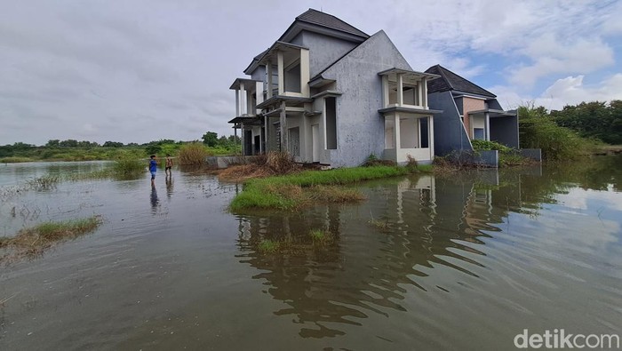Penampakan rumah terbengkalai di Dusun Karangasem, Desa Karangdagangan, Bandar Kedungmulyo, Jombang yang viral di media sosial