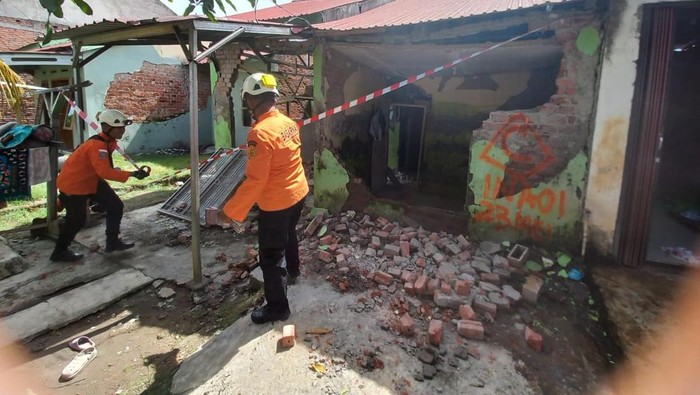 Rumah rusak akibat gempa bumi di Bengkulu.