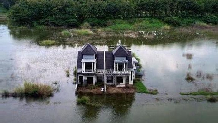 Penampakan rumah terbengkalai di Dusun Karangasem, Desa Karangdagangan, Bandar Kedungmulyo, Jombang yang viral di media sosial