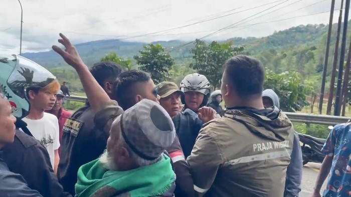 Satpol PP Kabupaten Bogor melakukan penertiban lanjutan PKL di kawasan Puncak Bogor. Penertiban itu berujung ricuh hingga anggota Satpol PP ada yang terluka. (dok Satpol PP Kab Bogor)