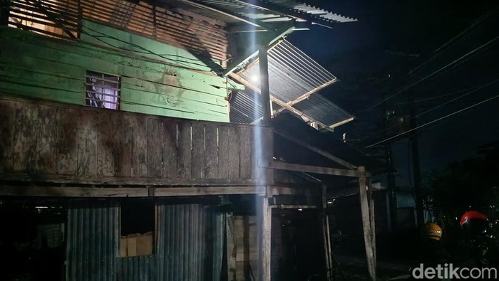 Sebuah rumah sempat digeledah polisi usai terduga teroris berinisial A diamankan di Samata, Gowa. Muh Zulkarnaim/detikSulsel