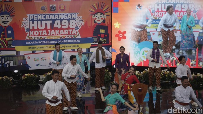 Semarak Pencanangan HUT ke-498 Jakarta di Blok M Pencanangan HUT ke-498 DKI Jakarta yang digelar sore ini di Taman Literasi, Blok M, Jakarta Selatan, Sabtu (24/5/2025), ramai dikunjungi masyarakat. Acara dimulai dengan penampilan tarian hingga lagu Betawi yang dinyanyikan Abang None.