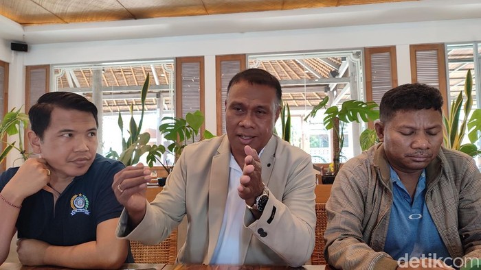 Semuel Hanok dkk, tim kuasa hukum I Nyoman Reja memberikan keterangan terkait kasus pemalsuan silsilah di Denpasar, Sabtu (24/5/2025). (Ahmad Firizqi Irwan)