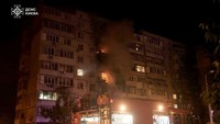 Serangan pertama ke wilayah Ukraina, termasuk ibu kota Kyiv, terjadi pada Sabtu (24/5). Sedikitnya 15 orang mengalami luka-luka akibat gempuran di Kyiv, yang terjadi ketika kedua negara sedang dalam proses pertukaran tahanan besar-besaran. (Handout/Ukrainian State Emergency Service Press Service/AFP)