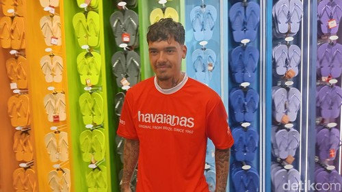 Shayne Pattynama disela acara meet and greet di Havaianas store Bali, Sabtu (24/5/2025). (Aryo Mahendro/detikBali).