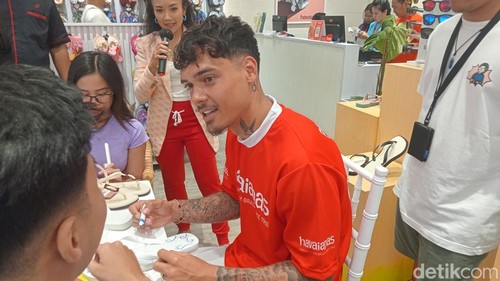 Shayne Pattynama melukis sandal bersama para penggemarnya di Havaianas store Bali Jalan Sunset Road, Sabtu (24/5/2025). (Aryo Mahendro/detikBali).