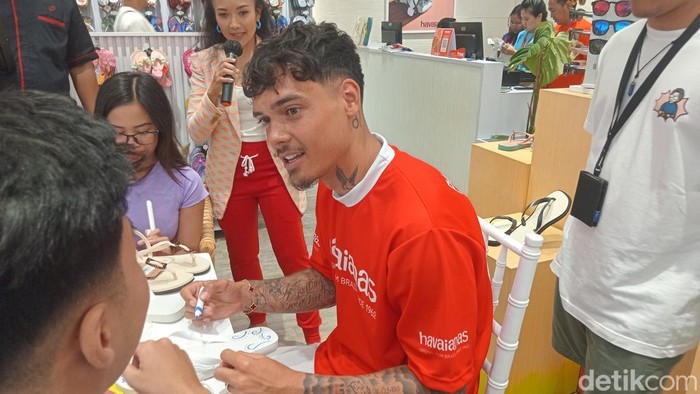 Shayne Pattynama melukis sandal bersama para penggemarnya di Havaianas store Bali Jalan Sunset Road, Sabtu (24/5/2025). (Aryo Mahendro/detikBali).