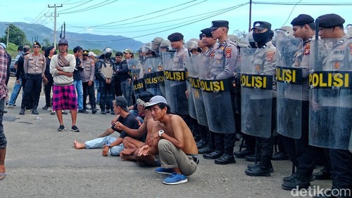 Suasana aksi KP4S di Pelabuhan Poto Tano, Sumbawa Barat NTB, Kamis (15/5/2025). ( Sanusi Ardi W/detikBali).