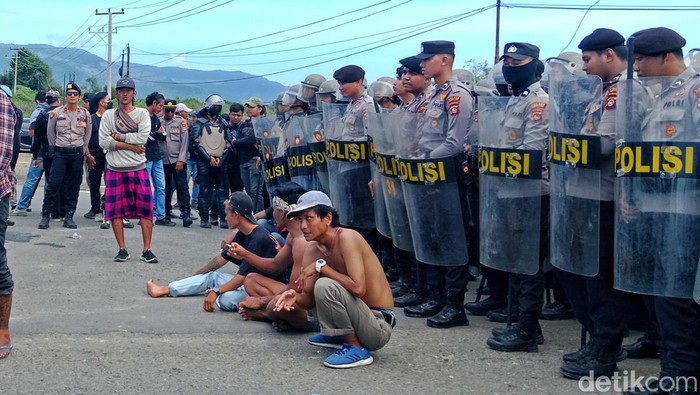 Suasana aksi KP4S di Pelabuhan Poto Tano, Sumbawa Barat NTB, Kamis (15/5/2025). ( Sanusi Ardi W/detikBali).