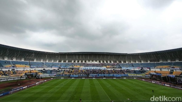 Spanduk Nuhun Tos Juara Deui Sib! Terbentang di Stadion GBLA