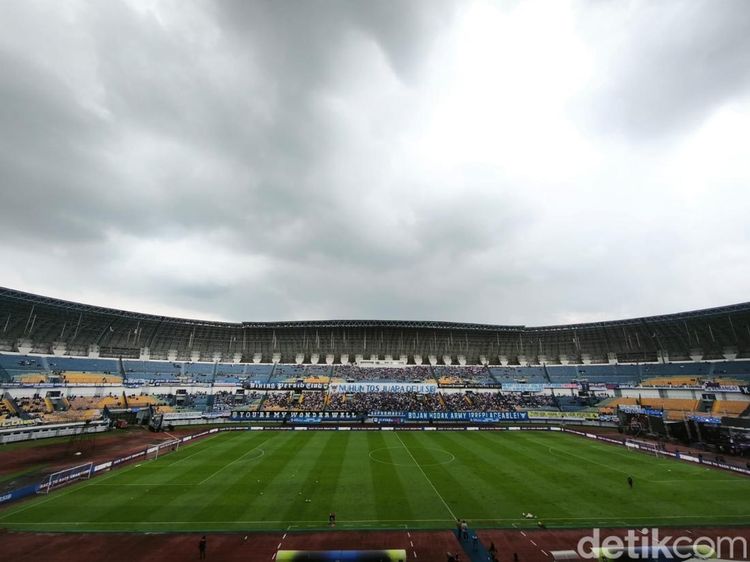 Spanduk Nuhun Tos Juara Deui Sib! Terbentang di Stadion GBLA