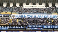 Para bobotoh juga menyampaikan dukungan dan terima kasih kepada skuad Maung Bandung yang telah berhasil juara Liga 1, lewat ragam ekspresi. Salah satunya spanduk bertulislan berbagai pesan.