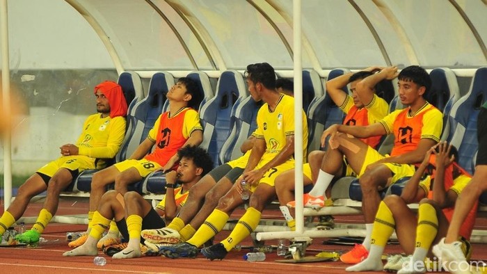 Suasana hening menyelimuti bench Barito Putera usai dipastikan degradasi musim ini, Stadion Jatidiri, Semarang, Sabtu (24/5/2025).