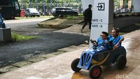 Momen perayaan Persib juara di laga terakhir ini menjadi spesial karena Bobotoh yang datang berasal dari berbagai kalangan, termasuk mereka para penyandang disabilitas. Bahkan mereka menggunakan alat transportasi khusus untuk menjangkau area stadion.