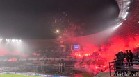 Bobotoh juga tetap setia bernyanyi merayakan gelar juara Persib Bandung.