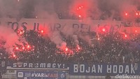 Mereka nampak bersemangat terus bernyanyi untuk menyambut sang juara Persib Bandung.