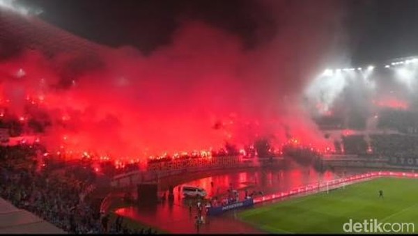 Stadion GBLA Memerah Rayakan Kesuksesan Persib Bandung