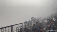 Di tangah kepulan asap bobotoh tetap setia menanti penyerahan piala juara Liga 1.