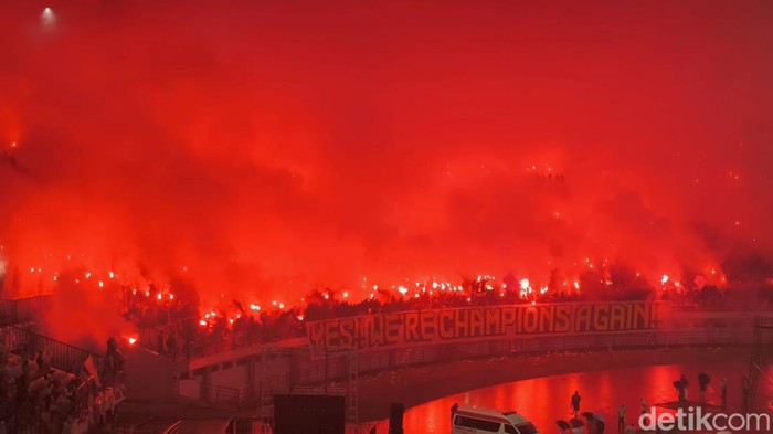 Suasana Stadion GBLA memerah