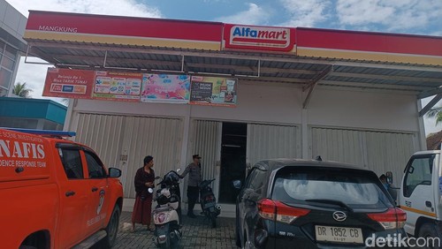 Tampak depan toko Alfamart di Desa Mangkung, Kecamatan Praya Barat, Lombok Tengah, saat polisi melakukan olah TKP, Sabtu (24/5/2025).