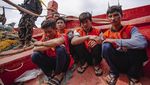 Tampang Lesu Awak Kapal Maling Ikan Asal Vietnam Usai Ditangkap