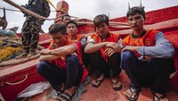 Alat tangkap trawl ilegal milik kapal asing disita sebagai barang bukti. Tindakan tegas ini untuk menjaga kedaulatan laut dan sumber daya perikanan Indonesia.  