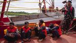 Tampang Lesu Awak Kapal Maling Ikan Asal Vietnam Usai Ditangkap