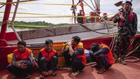 Kapal Pengawas Kelautan dan Perikanan KP ORCA 02 dan ORCA 03 menangkap dua KIA berukuran 97 dan 120 gross ton (GT) berbendera Vietnam beserta 19 awak kapal saat sedang menangkap ikan secara ilegal menggunakan alat tangkap trawl di WPPNRI 711 ZEEI Laut Natuna Utara.   